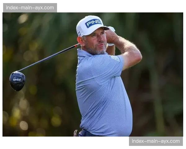 在球员锦标赛练习场，不同年代球员使用的不同训练方法对比观察