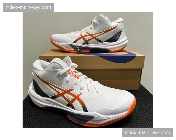 运动品牌发布新一代篮球鞋，主打材料科技声称能提升转换冲刺中的变向效率