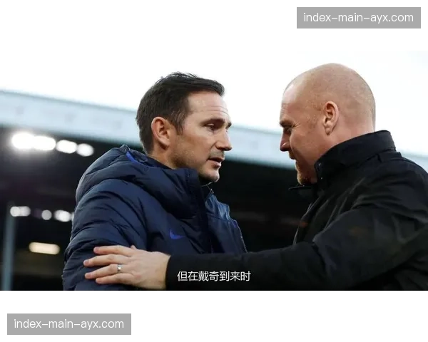 终场哨响，率领埃弗顿成功保级的主教练戴奇与助手紧紧相拥